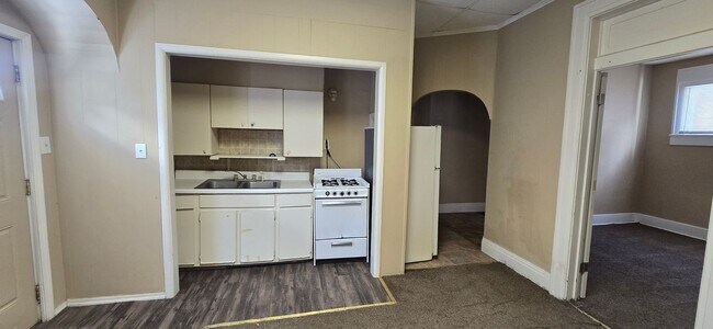 Building Photo - 1 Bedroom - All utilities included!