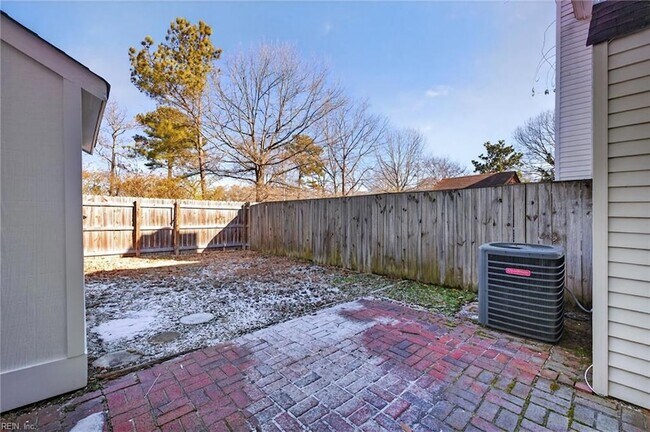 Building Photo - 4738 Greenlaw Dr