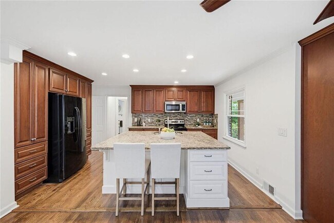 Building Photo - 445 Forest Hills Dr