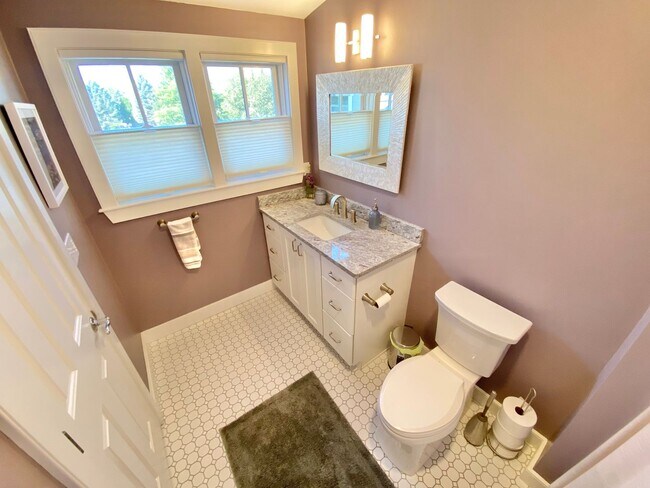 Building Photo - 3 Bedroom Home South Burlington Available ...