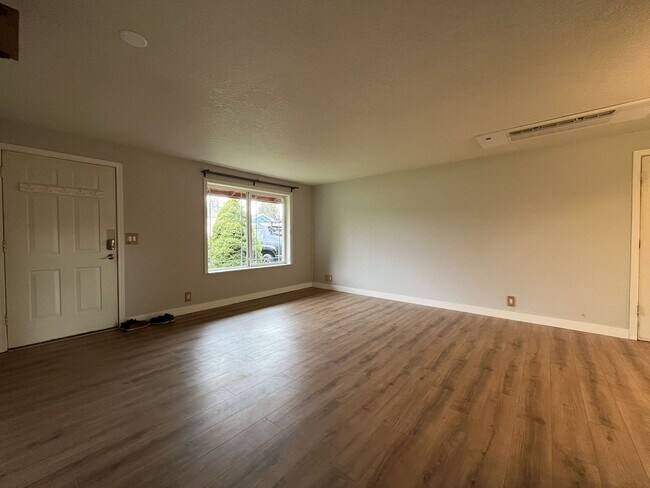 Building Photo - Beautifully Maintained Single-Level 3 Bedroom Home in North Plains Featuring Flexible Living Spac...