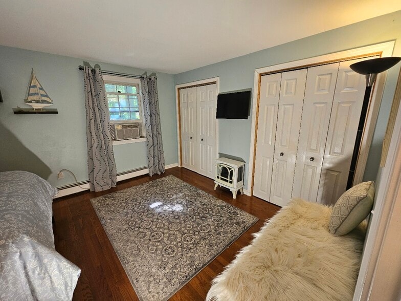 Master Bedroom - 11 Laurel Ln
