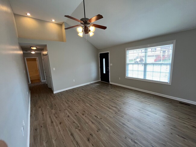 Building Photo - Charming 3 Bed / 2 Bath Ranch-Style Home o...