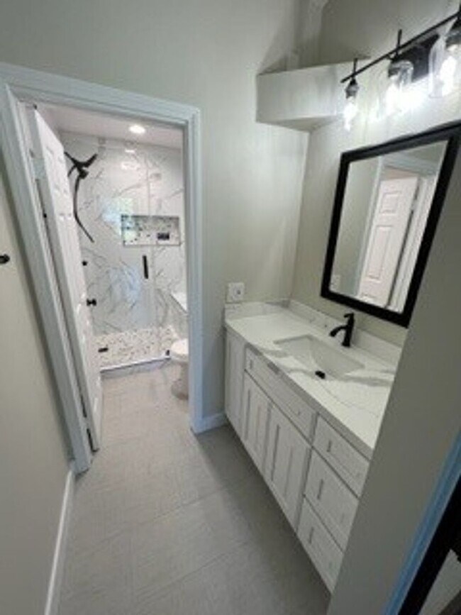 Building Photo - Highly Upgraded End Unit 2 Bedroom 2 Bathroom in Orange