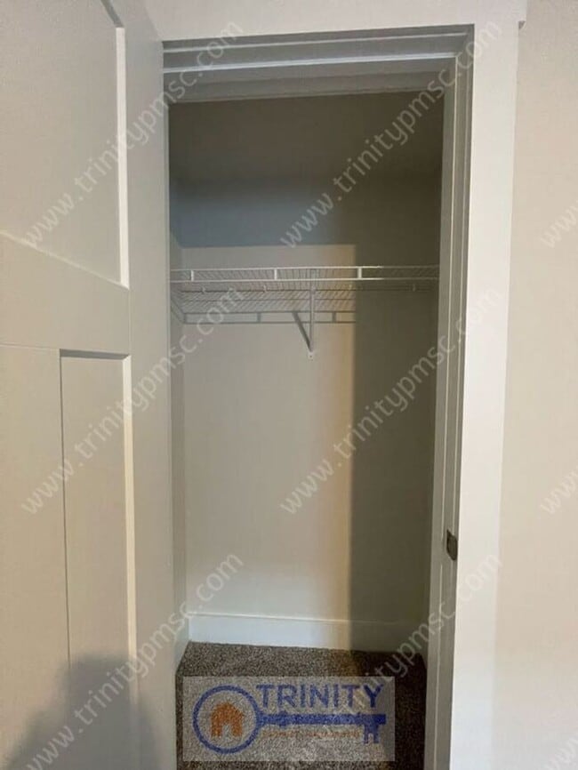 Building Photo - Beautiful and spacious! Ready for move in!