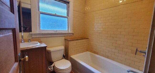 Building Photo - Spacious 2 Bed 1 Bath in Central Ballard