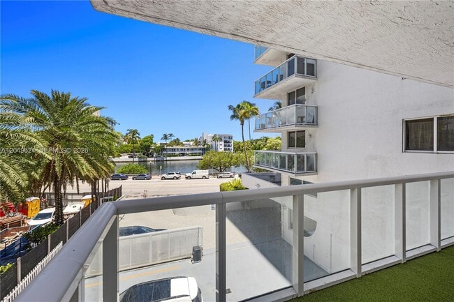 Building Photo - 2457 Collins Ave