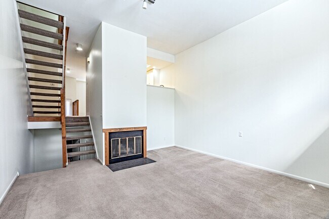 Building Photo - 2 bedroom, 2.5 bath townhome in Pike Creek