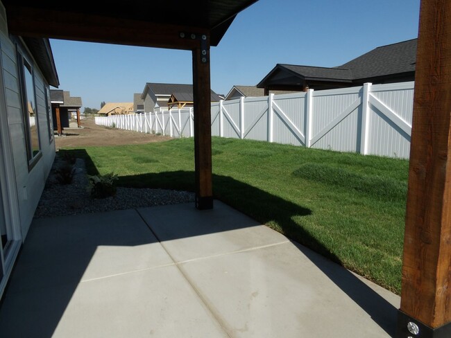 Building Photo - Beautiful home in Post Falls