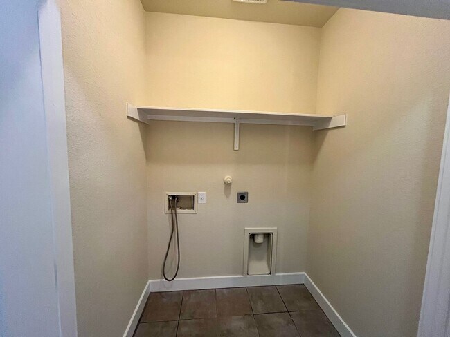 Building Photo - Fabulous Townhome in New Braunfels 3/2.5 ~ Minutes from Gruene ~ Move in Ready!