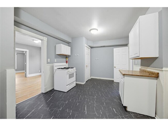 Building Photo - 568 N Farrington St