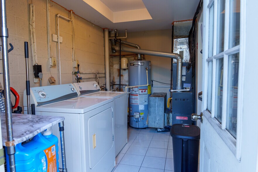 Building Photo - 8439 Pioneer Dr