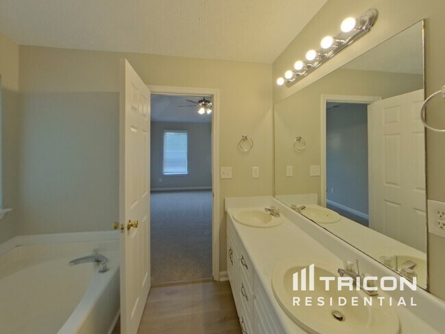 Building Photo - 4460 Brookridge Dr SW