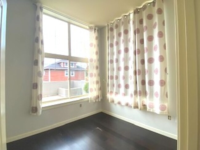 Building Photo - Sun-Filled Queen Anne Condo With Private E...