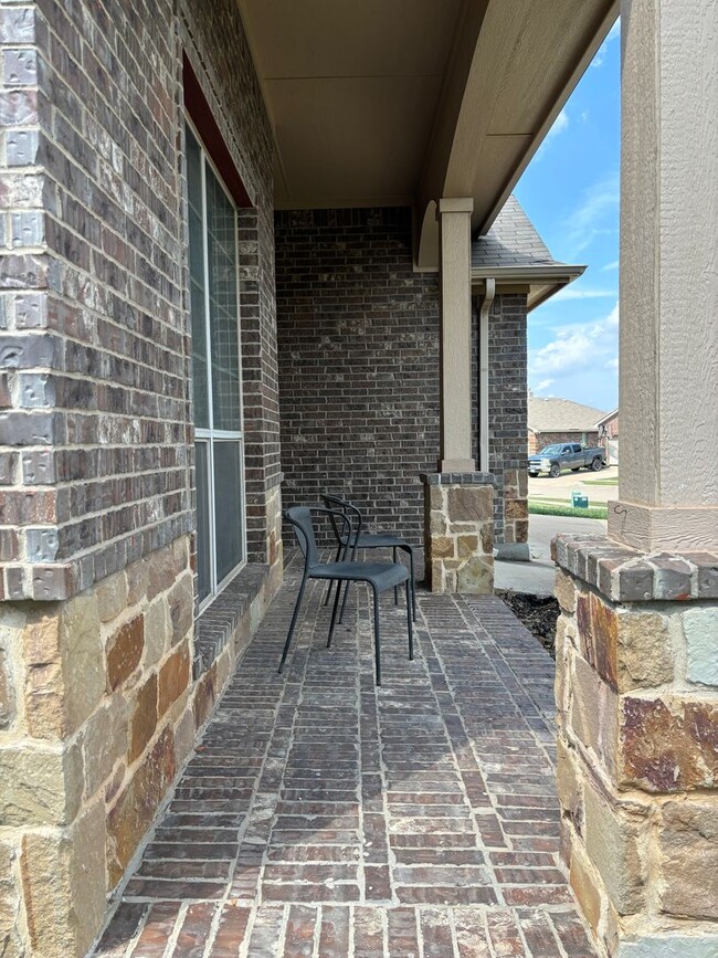 Building Photo - 3/2/2 in NISD!! Emerald Park