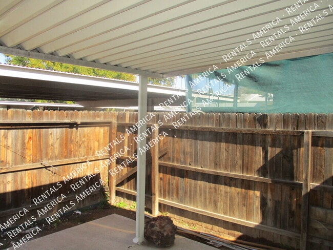 Building Photo - 2645 W Highland Ave