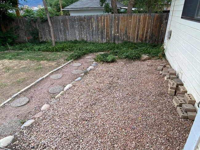 Building Photo - 2 bedroom 2 bath with a 1 car garage