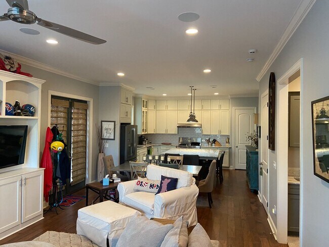 Building Photo - 4BR/4.5BA Furnished Townhome For Rent