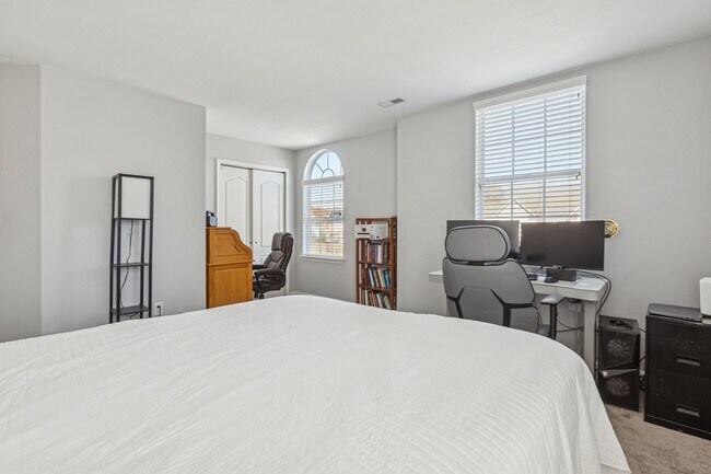 Building Photo - Bright, Clean & Convenient - Perfect 4 Bedroom Home in Chesapeake