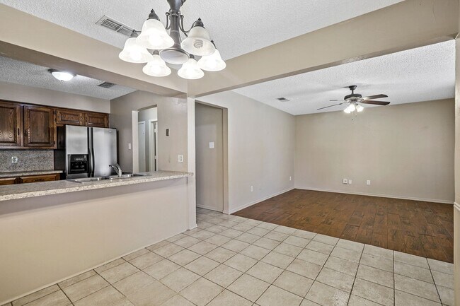 Building Photo - 2429 Lakeview Cir