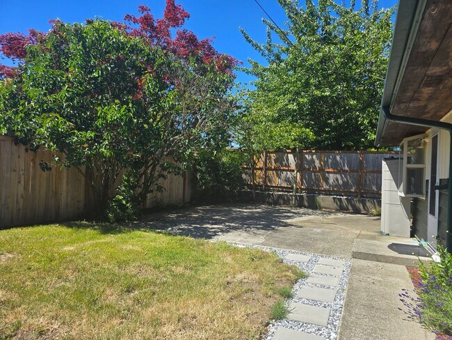 Building Photo - Spacious North Tacoma Rambler