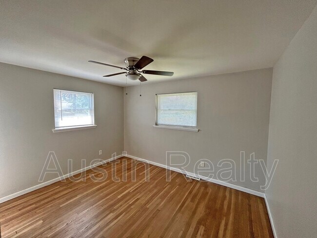 Building Photo - 836 Holiday Ave