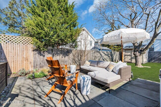 Building Photo - 510 Lareine Ave