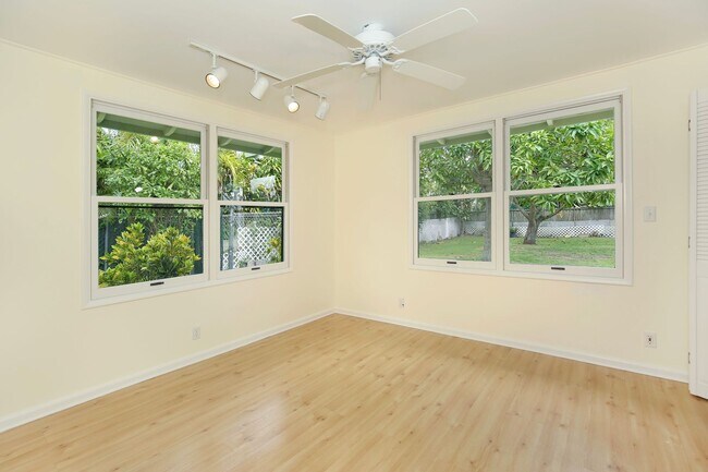 Building Photo - Ready to move into single level family hom...