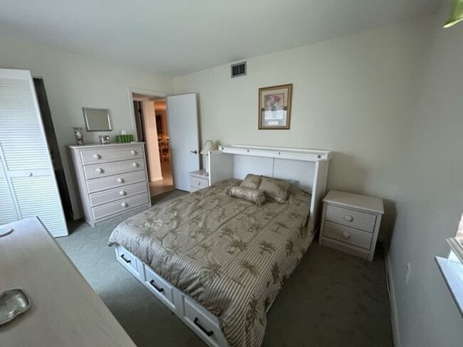 Building Photo - Venice, FL MACARTHUR BEACH Gated Comm. 2/2...