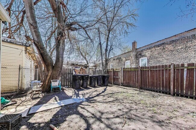 Building Photo - 322 N Lamon Ave