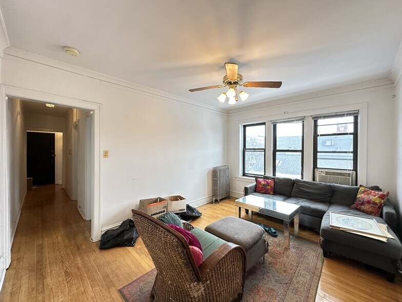 Building Photo - 1913 W Larchmont Ave