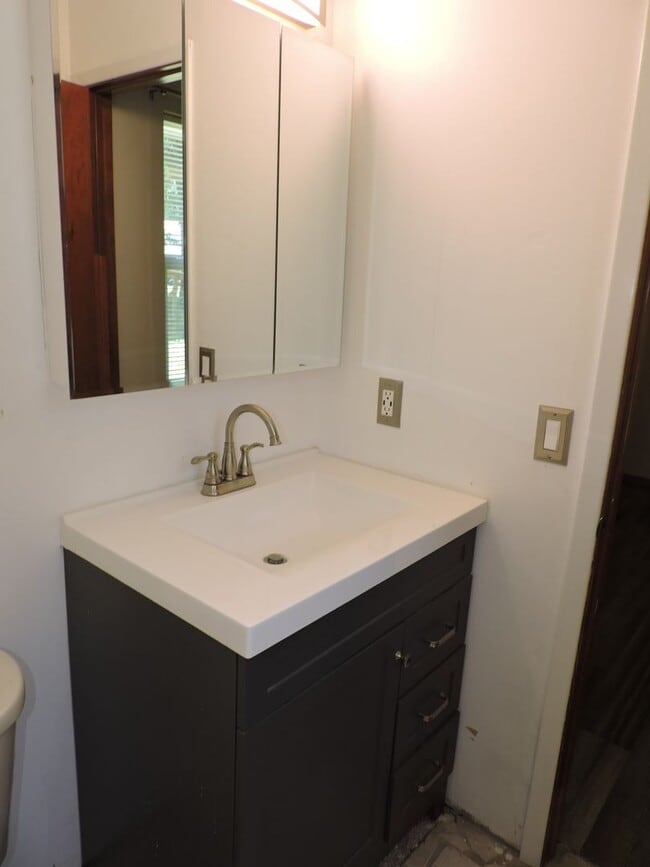 Building Photo - Convenient to schools, shopping & interstate.