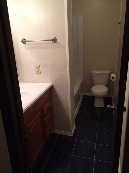 Full Bath - 1400 N Perkins Rd