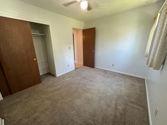 Building Photo - 5 Bed 2 Bath Home with 2 Car Attached Gara...