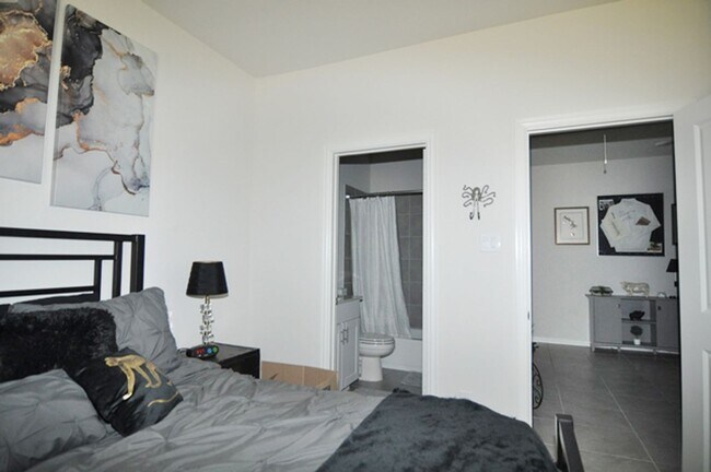 Building Photo - 2513 Ponca Dr