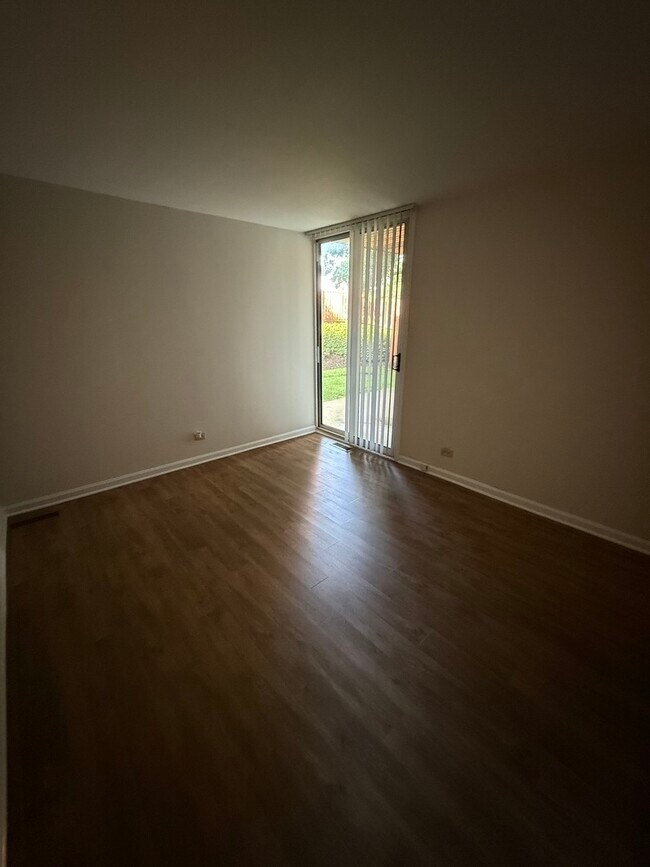 Building Photo - 6000 Oakwood Dr