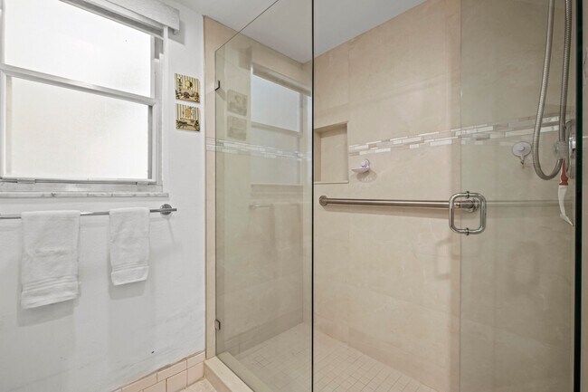 Building Photo - 3871 Via Poinciana