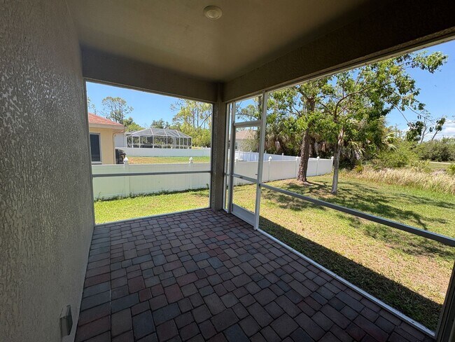 Building Photo - 3 Bed, 2 Bath Home with Screened Lanai & S...