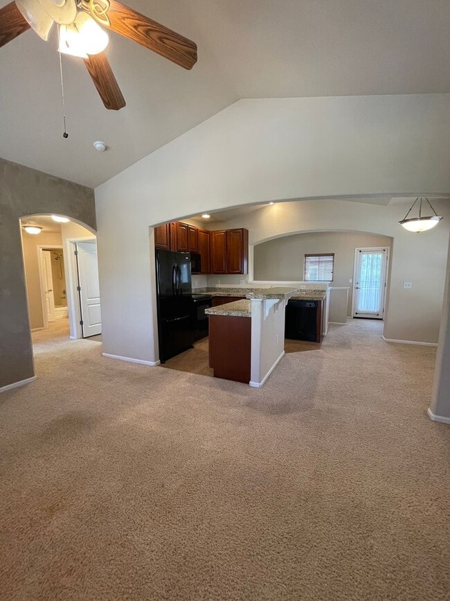 Building Photo - 2 bed/1 bath Townhome with Garage, Pool, Clubhouse