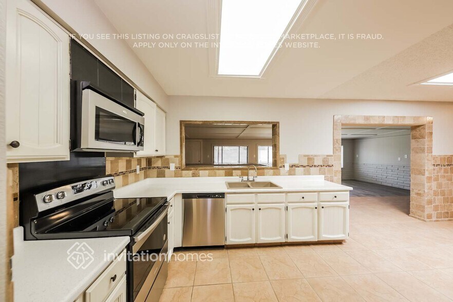 Building Photo - 5141 W Larkspur Dr