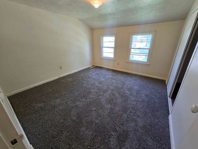 Building Photo - $900 - 2 Bedroom 1 Bathroom Townhome