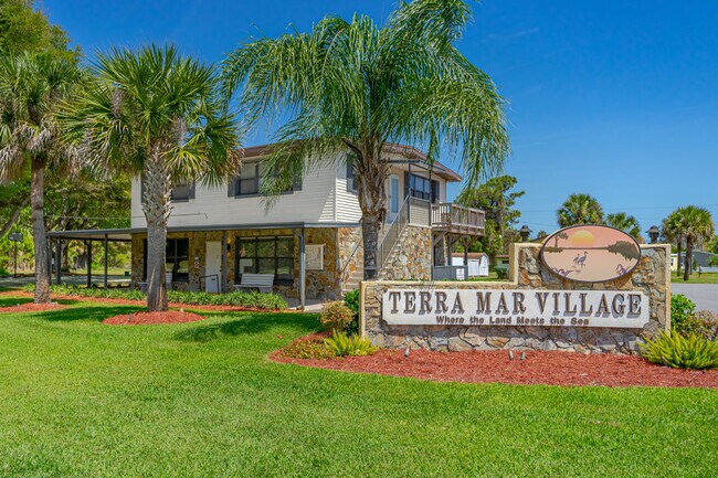 Primary Photo - Gem of an apartment right on the coast! Wo...