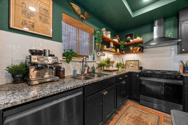 Building Photo - Perfect Location 3 Bed 2 Bath Home with SO...