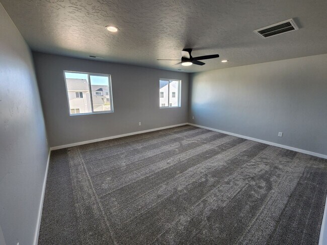 Building Photo - Brand New 5 Bedroom