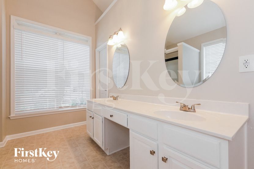 Building Photo - 5786 Crimson Oak Ct