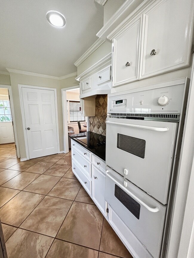 Building Photo - 3934 Cypress Lake Dr