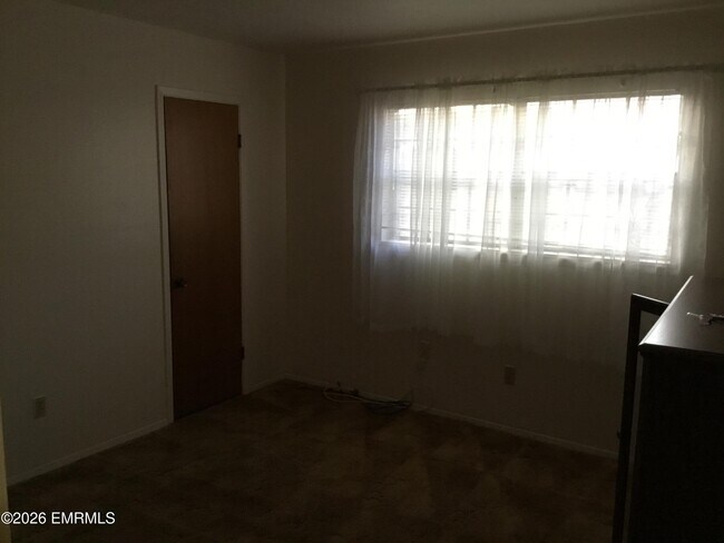 Building Photo - 520 39th Ct E