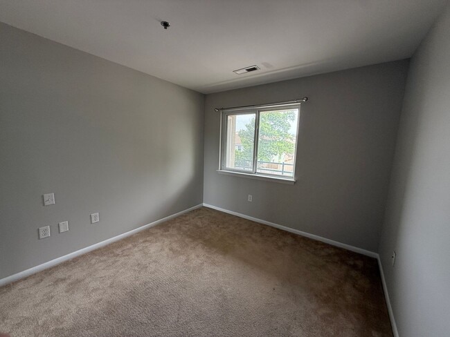 Building Photo - BEACH CONDO