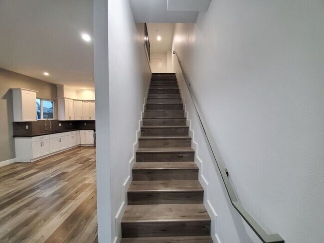 Building Photo - 4 bed 3 bath condo unit