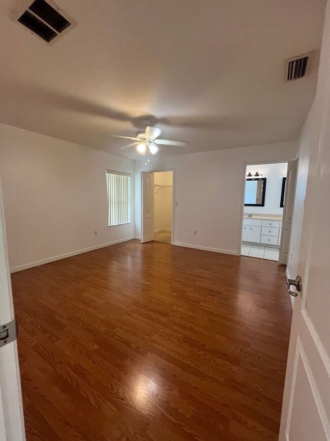 Building Photo - Single family Home with Florida room!